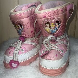 Size 8 Disney Princess light up winter snow boot. Preloved in good condition